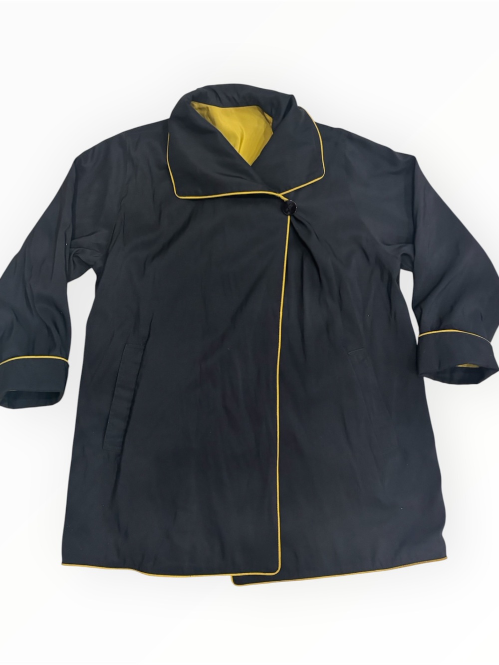 Mycra Pac reversible jacket in black with chartreuse trim
Size OS
#reversible